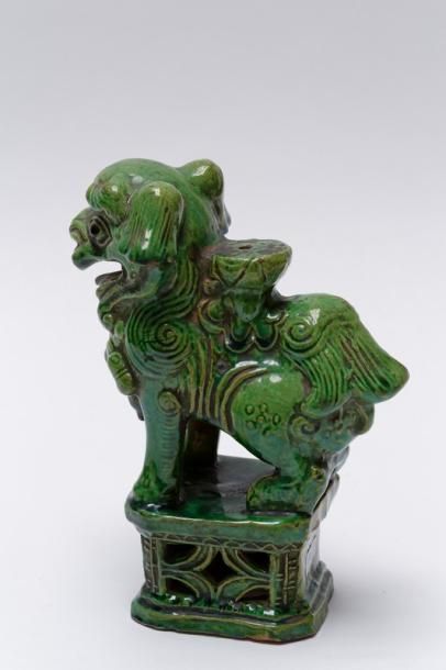 CHINE Lion-gardien formant porte-encens, fin XIXe - début XXe, grès à glaçure verte,...
