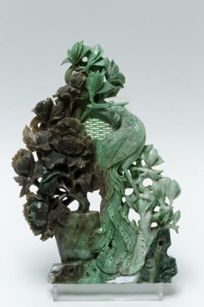 CHINE "Paons et phénix", XXe, deux groupes en néphite sculptée, l. 41 cm et h. 36...