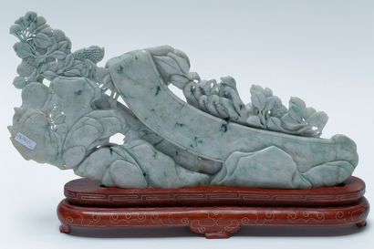 CHINE "Paons et phénix", XXe, deux groupes en néphite sculptée, l. 41 cm et h. 36...