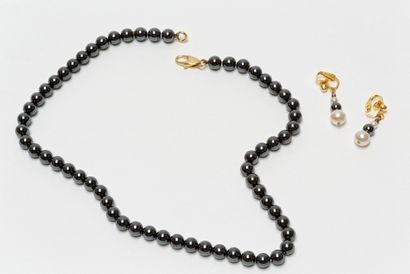 null Collier et paire de pendants d'oreille à perles de fantaisie, l. 45 cm (col...