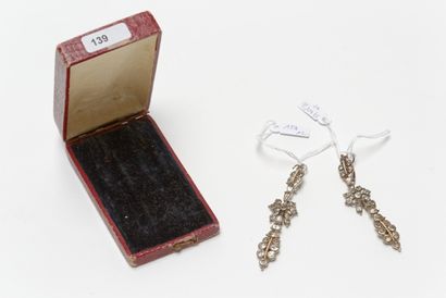 null Paire de pendants d'oreille anciens sertis de zircons, avec écrin, 16 g env....