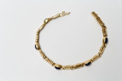 null Deux bracelets souples en or jaune 18k sertis de cabochons bleus et l'un de...