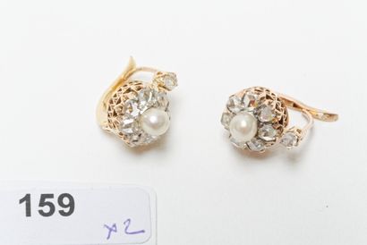 null Paire de boucles d'oreille en or rose 18k serties d'une perle entourée de diamants...