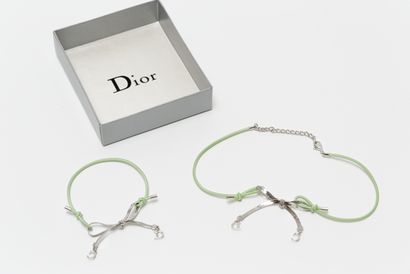 null CHRISTIAN DIOR, demi-parure (ras-de-cou et bracelet à nœud) ornée des initiales...