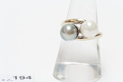 null Lot de deux bagues ornées de perles, l'une sertie de brillants, t. 53, 14 g...