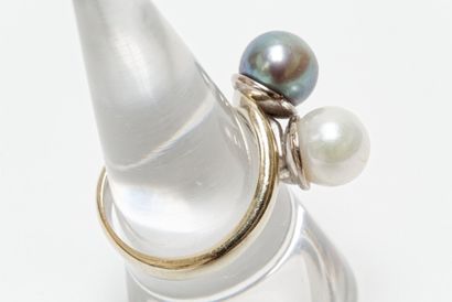 null Lot de deux bagues ornées de perles, l'une sertie de brillants, t. 53, 14 g...