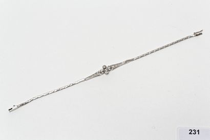 null Bracelet serti de brillants en son centre, travail des années 1970, l. 18 cm,...