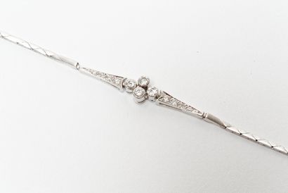 null Bracelet serti de brillants en son centre, travail des années 1970, l. 18 cm,...