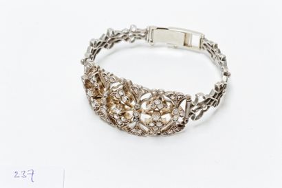 null Bracelet semi-rigide en or blanc et en argent serti de diamants de taille ancienne,...