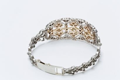null Bracelet semi-rigide en or blanc et en argent serti de diamants de taille ancienne,...