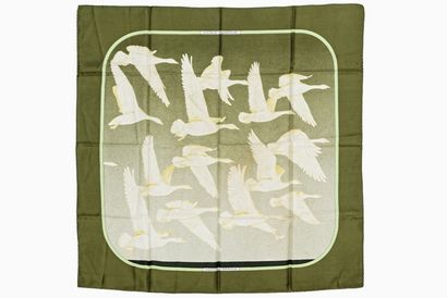 null HERMÈS - PARIS, quatre carrés en soie imprimée : "Cuivreries", "Oiseaux migrateurs"...
