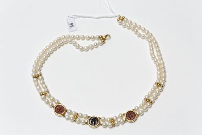 null Collier à double rang de perles orné de trois médaillons, l. 41 cm.