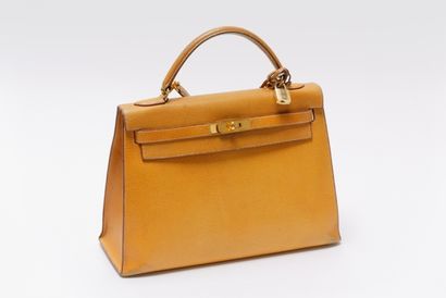 null HERMÈS - PARIS, sac en cuir beige, modèle Kelly, h. 32 cm [usures d'usage].