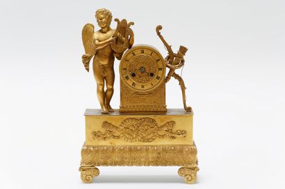 null Pendule d'époque Restauration ornée d'un putto musicien, début XIXe, bronze...