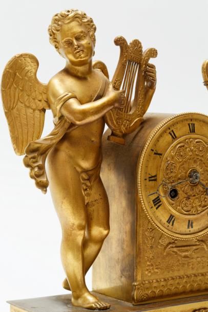 null Pendule d'époque Restauration ornée d'un putto musicien, début XIXe, bronze...