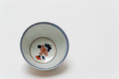 null CHINE, ensemble à décor Imari, dynastie Qing / XVIIIe, porcelaine, treize pièces...