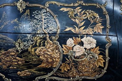null Commode de style Louis XV ouvrant par deux tiroirs, début XXe, bois à décor...