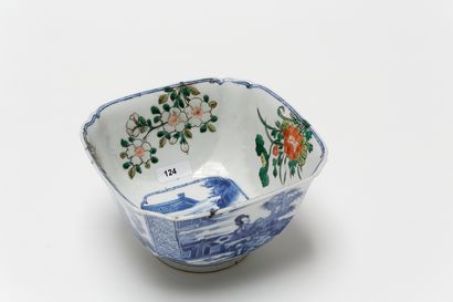 null CHINE, coupe quadrangulaire à décor animé bleu et blanc rehaussé d'émaux polychromes,...