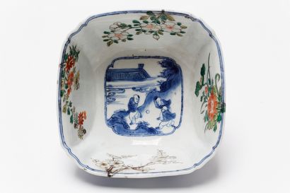 null CHINE, coupe quadrangulaire à décor animé bleu et blanc rehaussé d'émaux polychromes,...