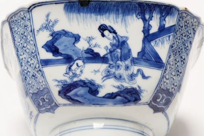 null CHINE, coupe quadrangulaire à décor animé bleu et blanc rehaussé d'émaux polychromes,...