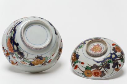 null CHINE, deux bols couverts à décor Imari rehaussé d'or et une assiette à décor...