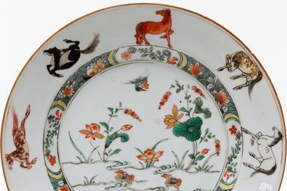 null CHINE, deux bols couverts à décor Imari rehaussé d'or et une assiette à décor...