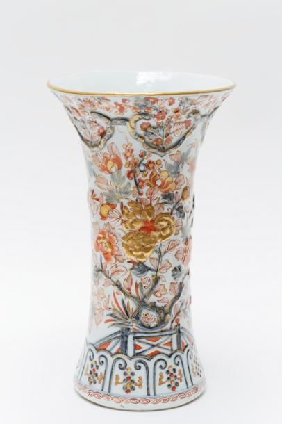 null JAPON, importante garniture de cheminée à décor Imari en relief rehaussé d'or,...