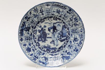 null CHINE, plat à décor animé blanc et bleu, médaillons polylobés au revers, dynasties...