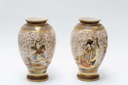 null JAPON, paire de vases ovoïdes à décor animé d'émaux polychromes de Satsuma sur...