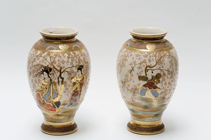 null JAPON, paire de vases ovoïdes à décor animé d'émaux polychromes de Satsuma sur...