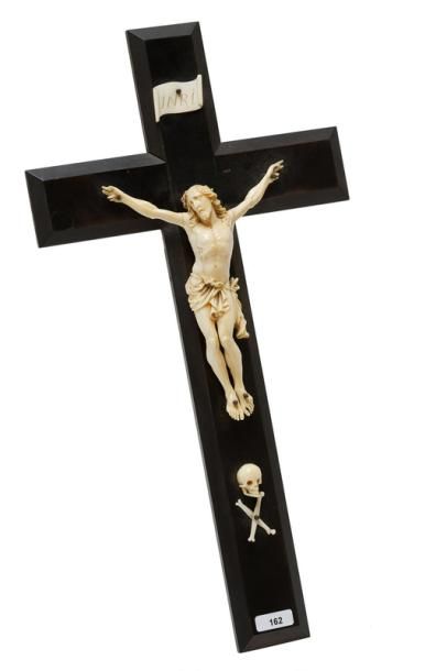 null Crucifix, XIXe, ivoire sculpté et bois noirci, h. 40 cm [petits accidents et...