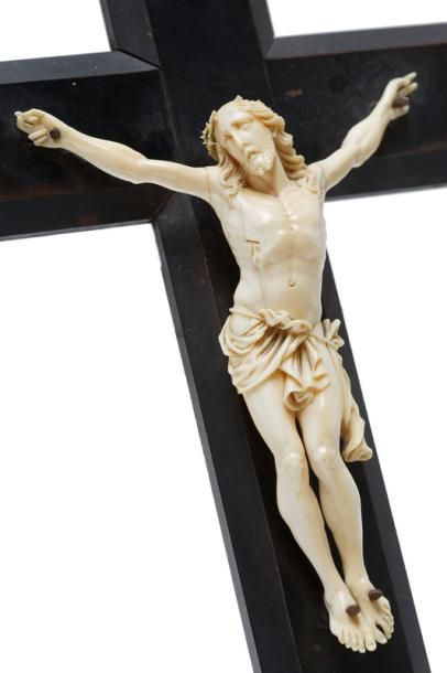 null Crucifix, XIXe, ivoire sculpté et bois noirci, h. 40 cm [petits accidents et...