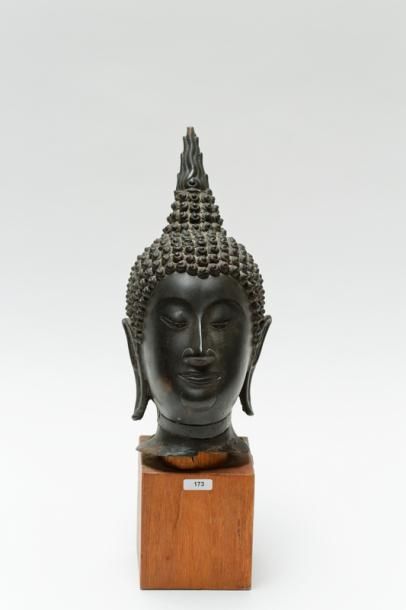 null THAÏLANDE, "Tête de Bouddha", travail ancien, bronze patiné, h. 38 cm (avec...