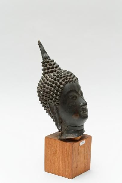 null THAÏLANDE, "Tête de Bouddha", travail ancien, bronze patiné, h. 38 cm (avec...