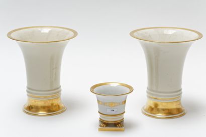 null ROSENTHAL, paire de vases en cornet, XXe, porcelaine à rehauts dorés, marque...