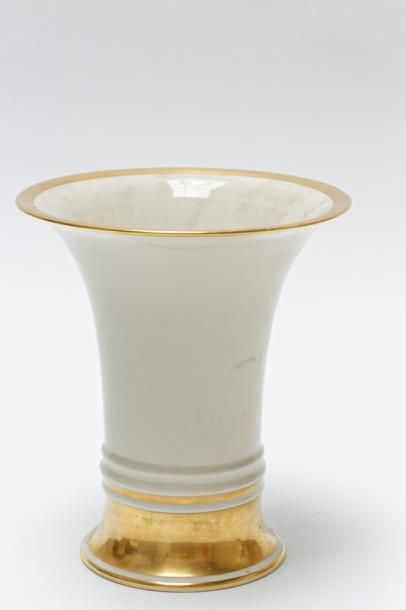 null ROSENTHAL, paire de vases en cornet, XXe, porcelaine à rehauts dorés, marque...