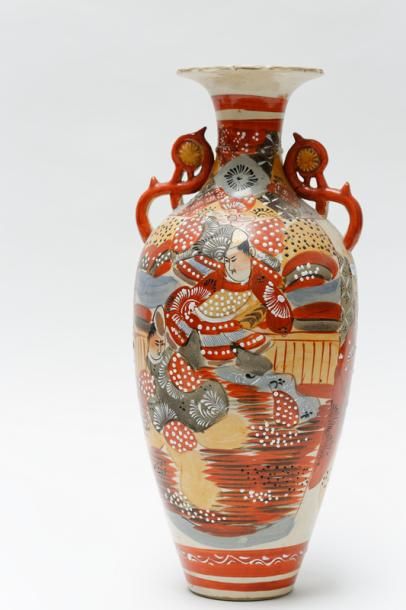 null JAPON, ensemble de quatre vases (un grand vase ansé, une potiche couverte tripode...