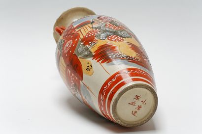 null JAPON, ensemble de quatre vases (un grand vase ansé, une potiche couverte tripode...