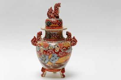 null JAPON, ensemble de quatre vases (un grand vase ansé, une potiche couverte tripode...