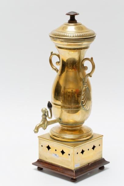 null Lot d'objets en laiton, cinq pièces (samovar en balustre, XIXe, h. 51 cm [altérations]...