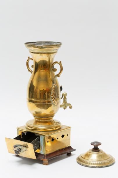 null Lot d'objets en laiton, cinq pièces (samovar en balustre, XIXe, h. 51 cm [altérations]...