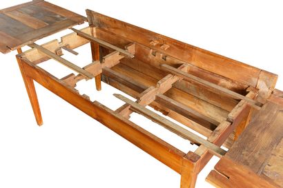 null Table rectangulaire à rallonges, XXe, bois fruitier, 73x166x85 cm, 73x332x85...