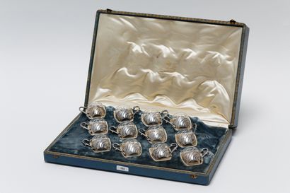 null ALTENLOH, douze petites tasses dans leur écrin, décor Rocaille, XIXe, verre...
