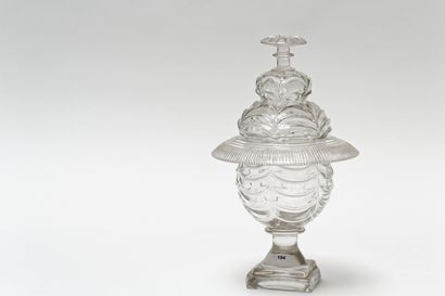 null Bonbonnière, XIXe, cristal taillé, h. 28 cm [éclats sur la base].