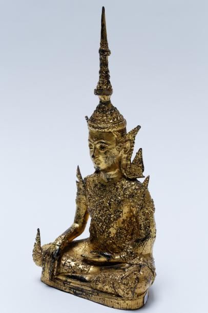 null THAÏLANDE, "Bouddha prenant la terre à témoin", XXe, bronze laqué et doré, h....
