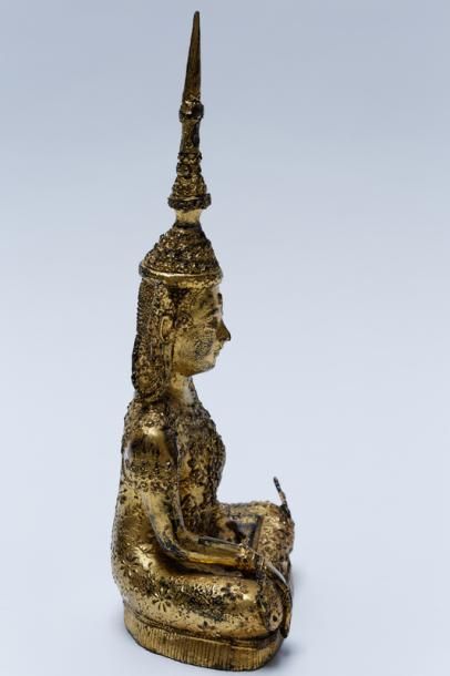 null THAÏLANDE, "Bouddha prenant la terre à témoin", XXe, bronze laqué et doré, h....