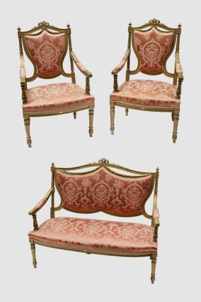 null Salon de style Louis XVI, début XXe, bois sculpté laqué or, trois éléments (canapé...