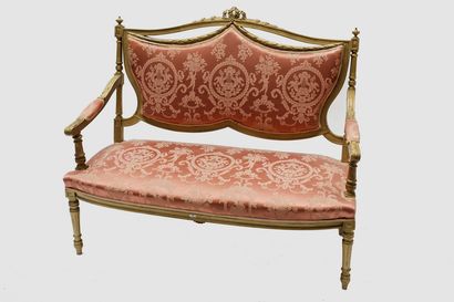 null Salon de style Louis XVI, début XXe, bois sculpté laqué or, trois éléments (canapé...