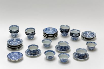 null CHINE, vingt-et-un pochons campanulés avec soucoupes aux décors bleus et blancs,...