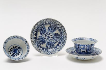 null CHINE, vingt-et-un pochons campanulés avec soucoupes aux décors bleus et blancs,...